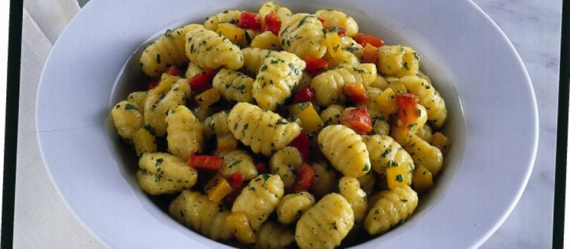 gnocchi-allinfuso-di-erbe-con-peperoni-grigliati-725x545