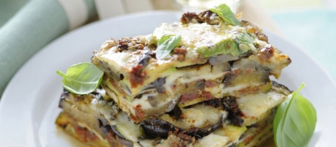 parmigiana-di-melanzane-e-zucchine-al-pesto-rosso-ricetta-725x545