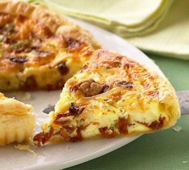 Quiche with mascarpone and dried tomatoes 