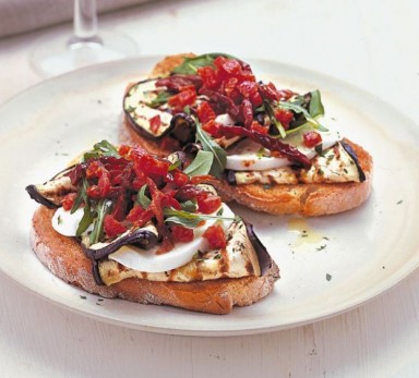 Bruschetta aux aubergines, aux jeunes artichauts et aux tomates séchées